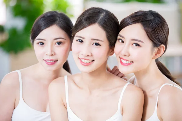Догляд за шкірою азіатські жінки друг — стокове фото