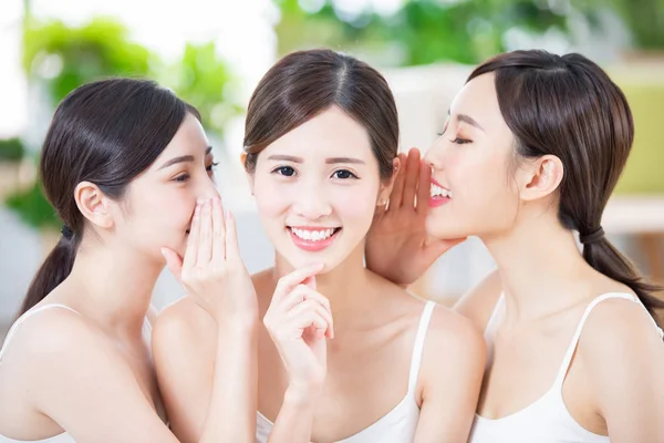 Hud vård asiatiska kvinnor vän — Stockfoto