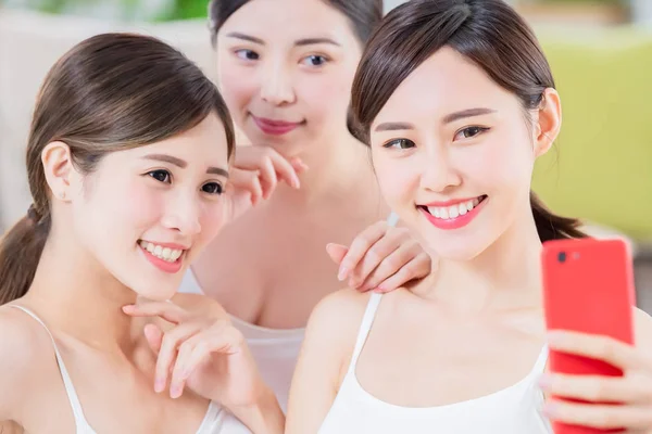 Asiático las mujeres tomar selfie feliz — Foto de Stock
