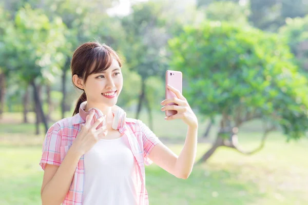 Jovem asiático mulher tomar selfie — Fotografia de Stock