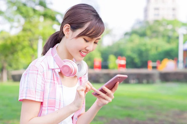 Joven asiático mujer uso teléfono — Foto de Stock