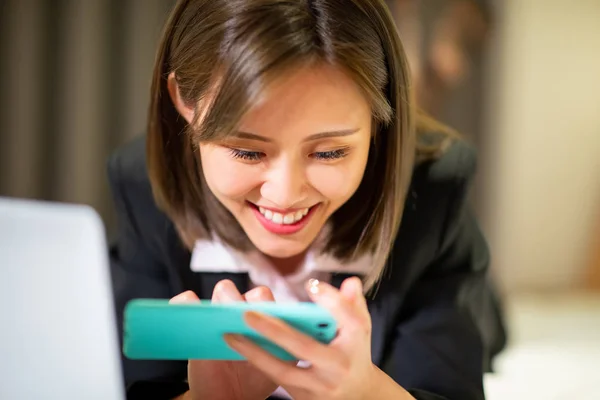 Vrouw spelen mobiele spel gelukkig — Stockfoto