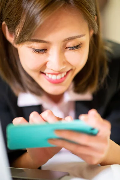 Vrouw spelen mobiele spel gelukkig — Stockfoto