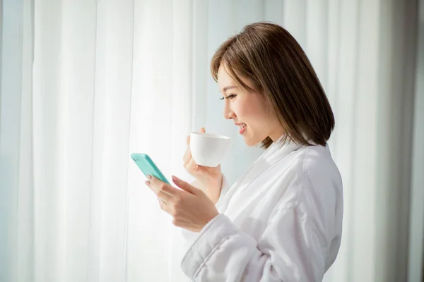 Mulher usar smartphone de manhã — Fotografia de Stock