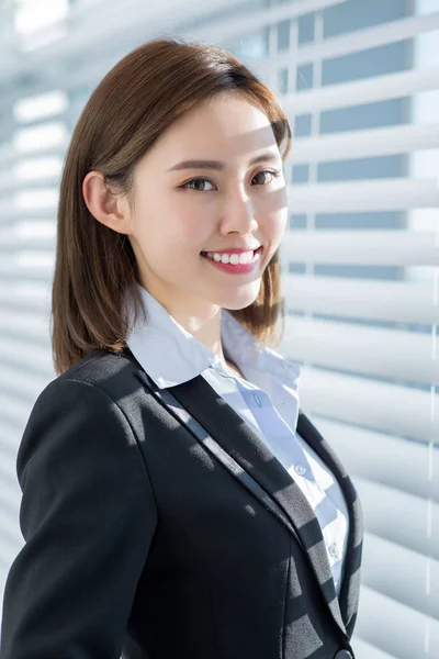 Asian business woman smile at you — Stock Photo, Image
