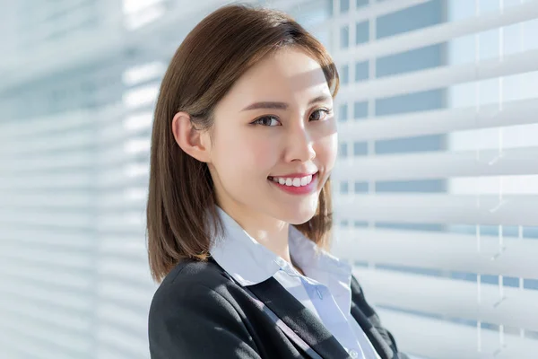 Asiatisk affärskvinna leende på dig — Stockfoto