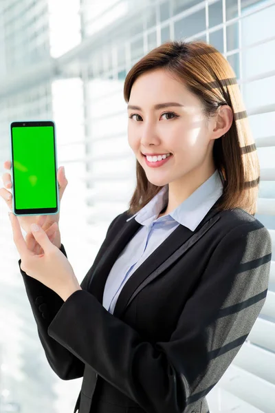 Vrouw tonen groen scherm van mobiele — Stockfoto