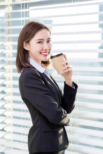 Zakenvrouw genieten van koffie — Stockfoto