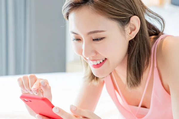 Mujer asiática uso de teléfono inteligente felizmente — Foto de Stock