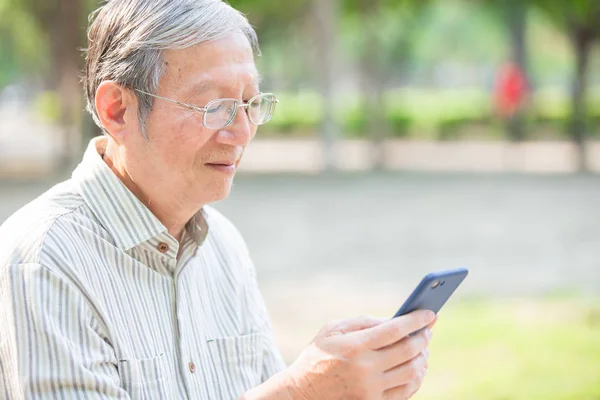 Oudere man gebruiken mobiele telefoon — Stockfoto