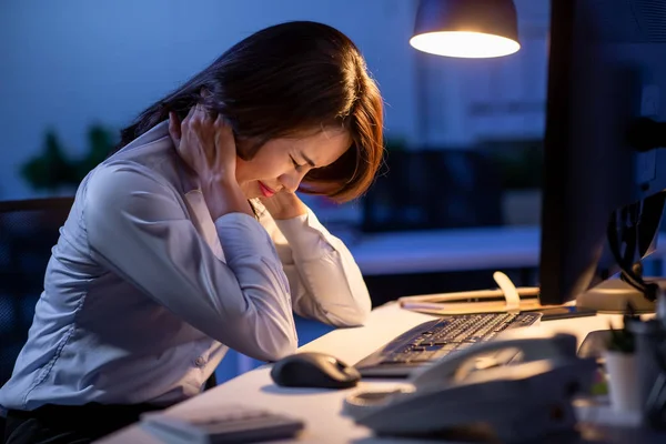 Vrouwen overuren werk — Stockfoto