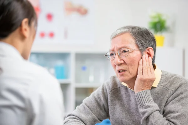 Ältere Patienten spüren Ohrenschmerzen — Stockfoto