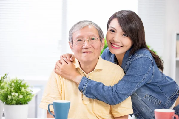 Anciano padre e hija pequeña — Foto de Stock