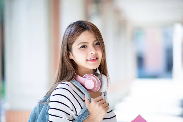 Азіатська студент посміхається тобі — стокове фото