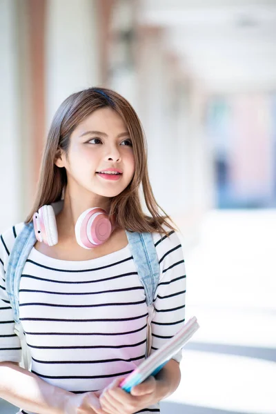 Asiático estudiante sonrisa a usted — Foto de Stock