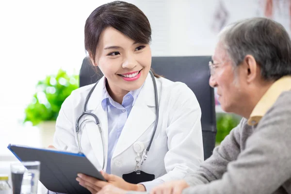 Kvinnlig läkare se äldre patient — Stockfoto