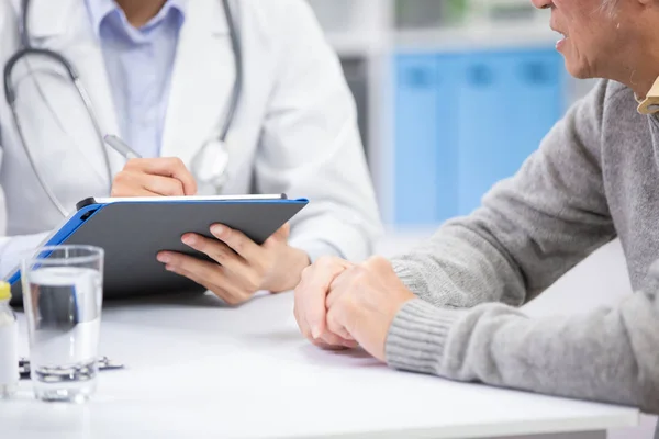 Female doctor see elder patient — Stock Photo, Image