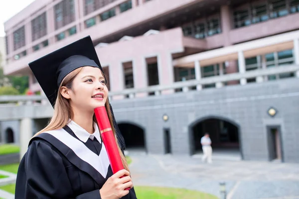 Menina livre pensar no futuro — Fotografia de Stock