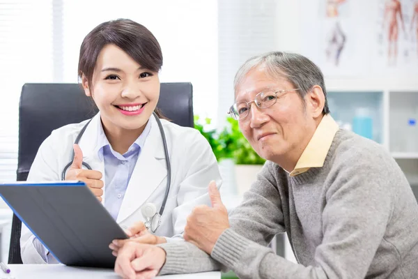 Kvinnlig läkare med äldre patient — Stockfoto