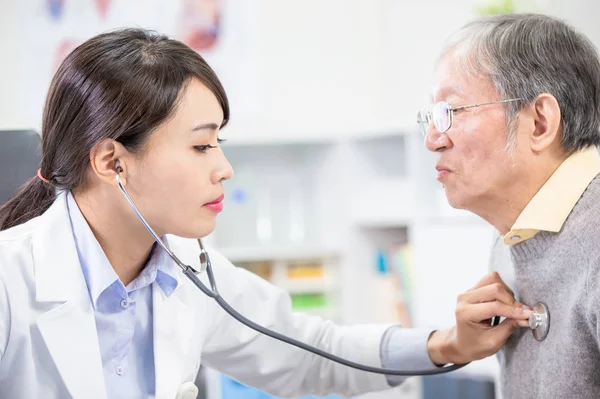 Female doctor do heartbeat check — Stock Photo, Image