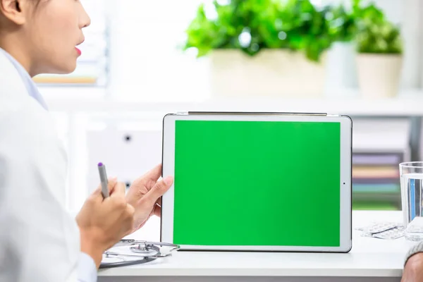 Kobieta lekarz wyjaśnić z tabletem — Zdjęcie stockowe