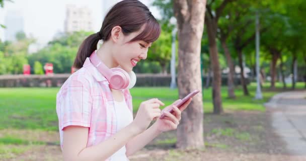 若いアジアの女性は電話を使用します — ストック動画