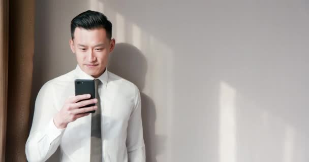 아시아 사업가 사용 휴대 전화 — 비디오