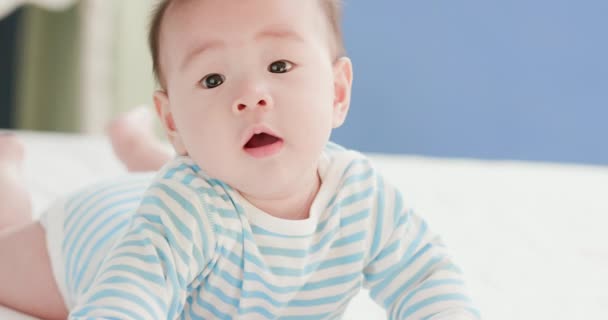 Baby lying on the bed — Stock Video