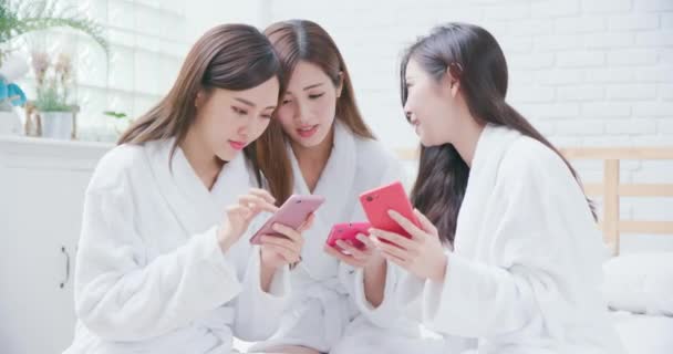 女人分享的东西和快乐 — 图库视频影像