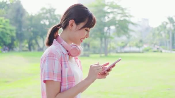 Jovem asiático mulher uso telefone — Vídeo de Stock