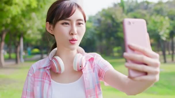Asiatische Frau haben video chat — Stockvideo