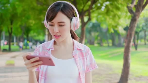 若いアジアの女性は電話を使用します — ストック動画