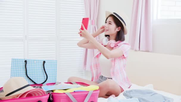 Asian piękno selfie podczas pakowania — Wideo stockowe