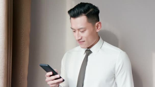 Asiatico uomo d'affari uso cellulare — Video Stock