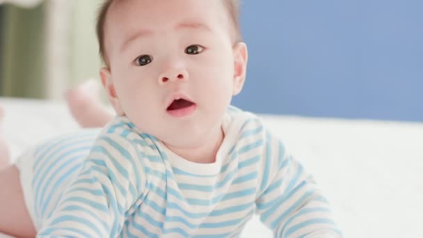 Baby lying on the bed — Stock Video