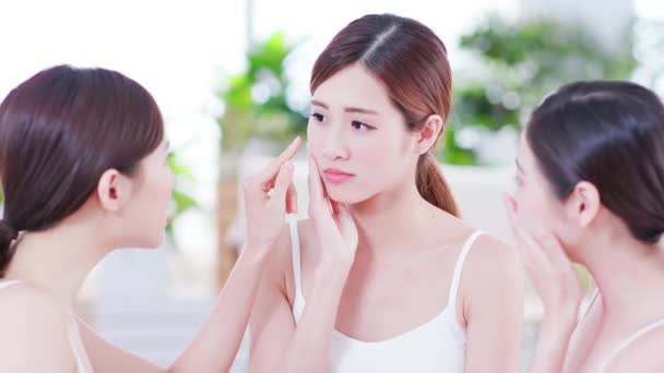 アジアの女性は彼女の肌を心配する — ストック動画