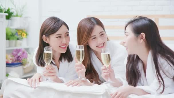 Азиатские женщины друг есть шампанское — стоковое видео