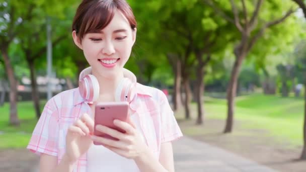 Mladá asijská žena používat telefon — Stock video