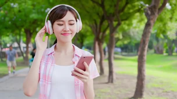 Jonge Aziatische vrouw gebruiken telefoon — Stockvideo