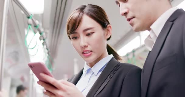 La gente usa el teléfono inteligente en mrt — Vídeos de Stock