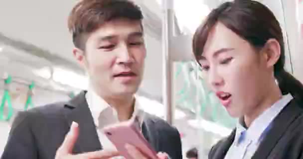 Άτομα χρησιμοποιούν smartphone στο MRT — Αρχείο Βίντεο