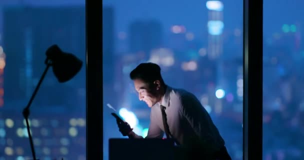 Podnikatel vzrušeně pracuje v noci — Stock video