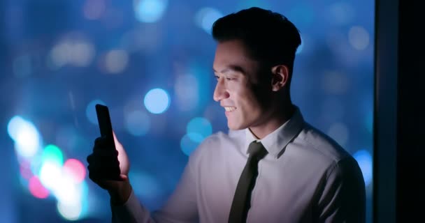 남자는 밤에 스마트폰을 사용 한다 — 비디오