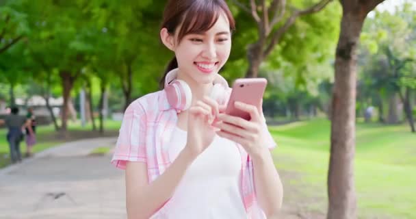 Jovem asiático mulher uso telefone — Vídeo de Stock