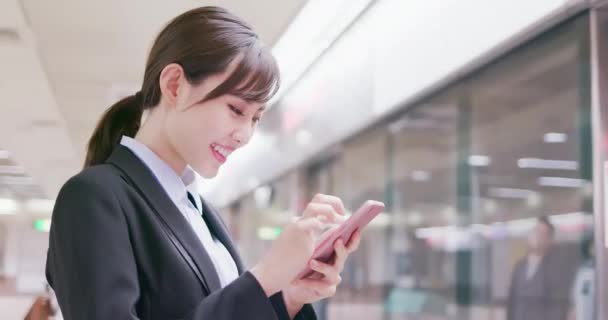 Business woman use smartphone — стоковое видео
