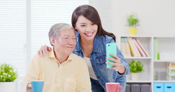 Daughter and father selfie — Stock Video