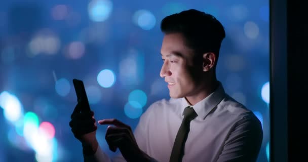 Businessman use smart phone — Stock Video