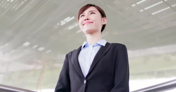 Femme d'affaires poignée de main avec sourire — Video