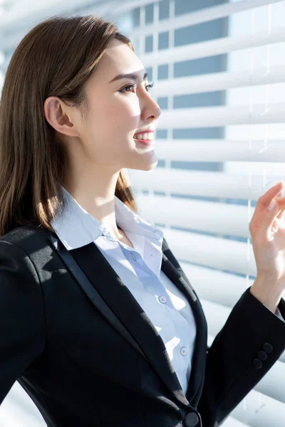 Sideview wanita bisnis tersenyum — Stok Foto
