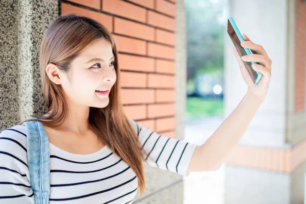 Asiatischer Student spricht Selfie — Stockfoto